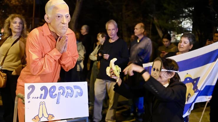 הפגנה מול ביתו של נשיא המדינה יצחק הרצוג בת"א נגד החנינה שהגי ראש הממשלה בנימין נתניהו