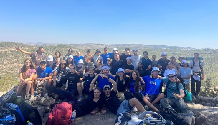 ציפורה (יושבת משמאל) עם חבריה למכינה