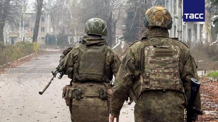 תיעוד של כוחות רוסיה מניפים את הדגל הרוסי בעיר פוקרובסק בחבל דונבאס מחוז דונייצק במזרח אוקראינה אחרי שמוסקבה טענה כי העיר נכבשה