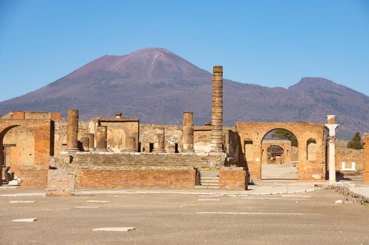 שרידי העיר פומפיי, ברקע הר הגעש וזוב