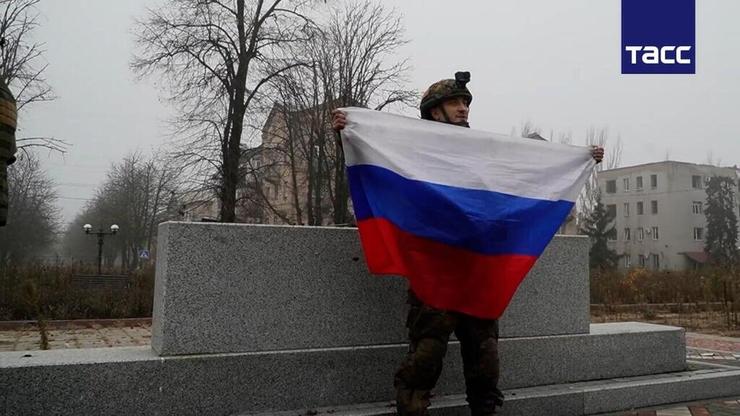 תיעוד של כוחות רוסיה מניפים את הדגל הרוסי בעיר פוקרובסק בחבל דונבאס מחוז דונייצק במזרח אוקראינה אחרי שמוסקבה טענה כי העיר נכבשה