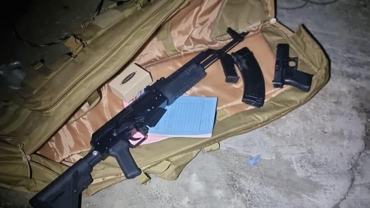 מהנשקים שנתפסו בפשיטה (דוברות המשטרה) פשיטת הענק על ארגוני הפשיעה חרירי ואבו לטיף