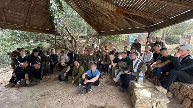 לוחמים חרדים בחטיבת החשמונאים שומעים מור״ק על הלוחמים החרדים שלחמו בקרב הקסטל במלחמת העצמאות