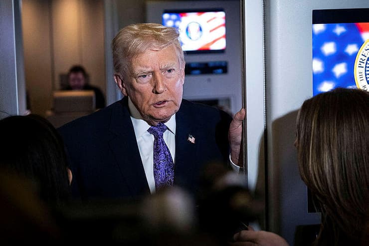 נשיא ארה"ב דונלד טראמפ על האייר פורס 1