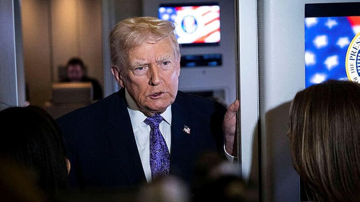 "הם רוצים שזה יסתיים". טראמפ לכתבים על האייר פורס 1 (Pete Marovich/Getty Images/AFP (Photo by Pete Marovich / GETTY IMAGES NORTH AMERICA / AFP)) נשיא ארה"ב דונלד טראמפ על האייר פורס 1