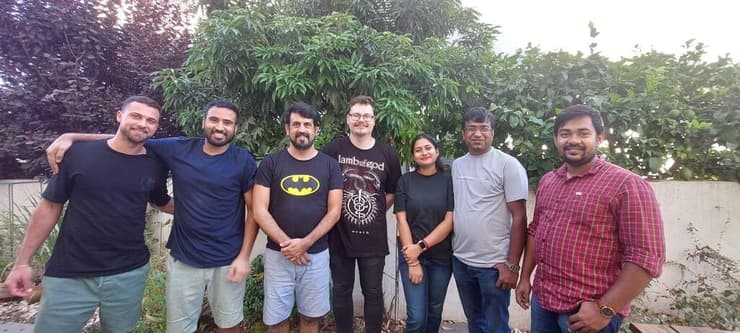 חלק מצוות המחקר. ד"ר קארטיק פנדה (שני מימין), דניאל בזיליאנסקי (רביעי מימין) וד"ר נימרוד בכר, ראש קבוצת המחקר CoMiQs Lab (שלישי משמאל) (צילום: באדיבות אוניברסיטת אריאל) חלק מצוות המחקר. ד"ר קארטיק פנדה (שני מימין), דניאל בזיליאנסקי (רביעי מימין) וד"ר נימרוד בכר, ראש קבוצת המחקר CoMiQs Lab (שלישי משמאל)