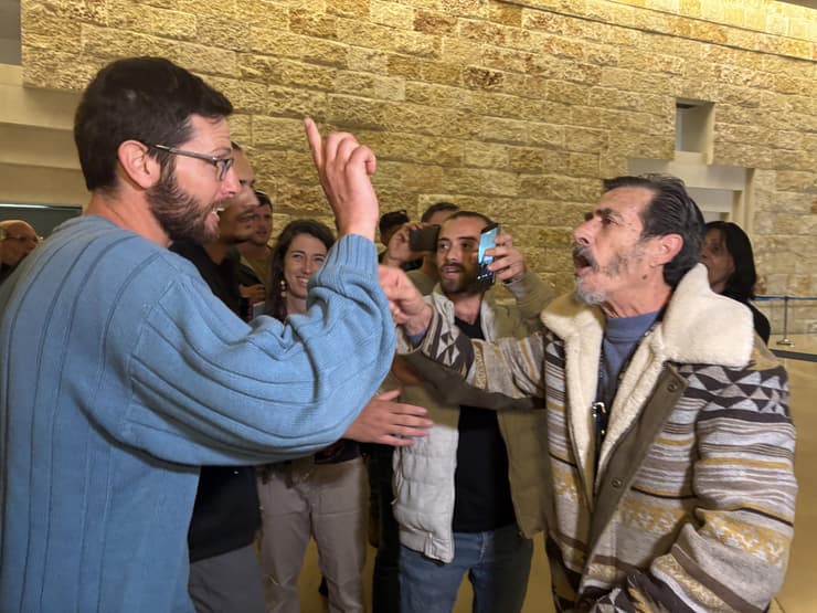 עימותים בסיום הדיון בבית המשפט העליון (צילום: גיל יוחנן ) עימותים בסיום הדיון בבית המשפט העליון