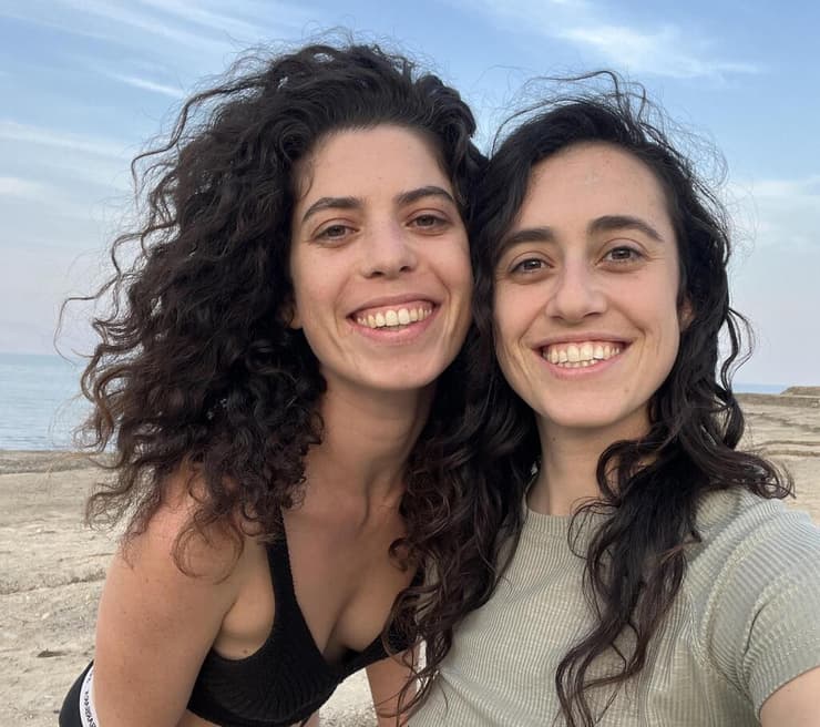 את בני הזוג שלהן הן מצאו דווקא בטינדר. בתשבע לוי דוד ומעיין אמזלג (צילום: אלבום ביתי) בתשבע לוי דוד ומעיין אמזלג