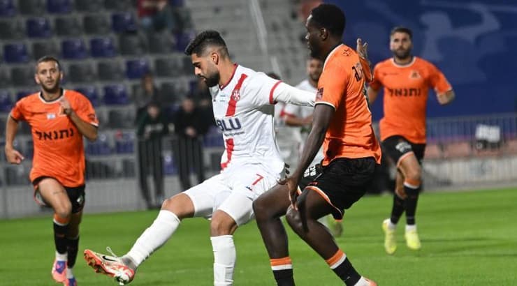 אמיר ריאן שומר על הכדור