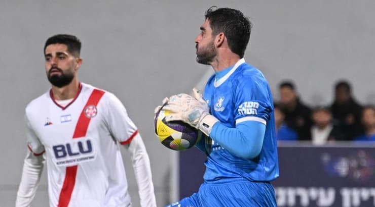 אוהד לויטה עם הכדור בידיים