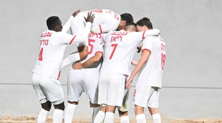 שחקני הפועל נוף הגליל חוגגים