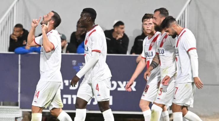 שחקני הפועל נוף הגליל שמחים