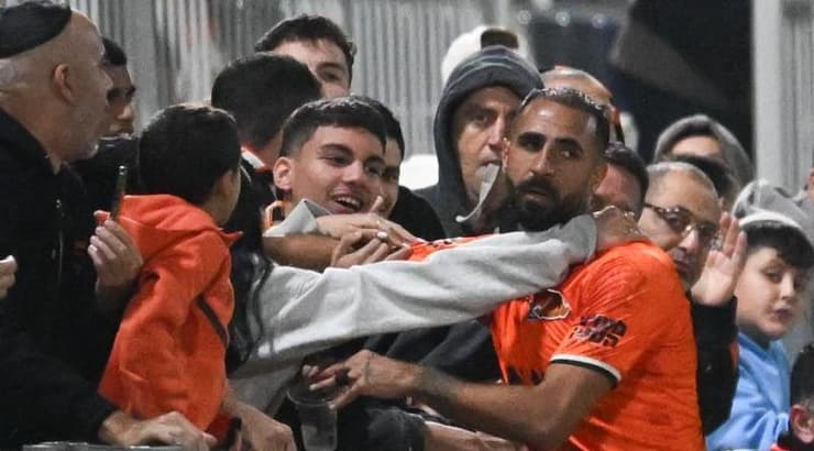 אליאן רוחאנה חוגג עם האוהדים