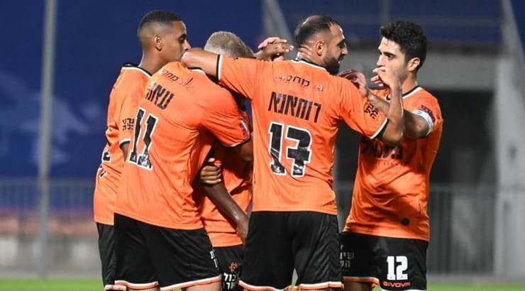 שחקני בני יהודה חוגגים