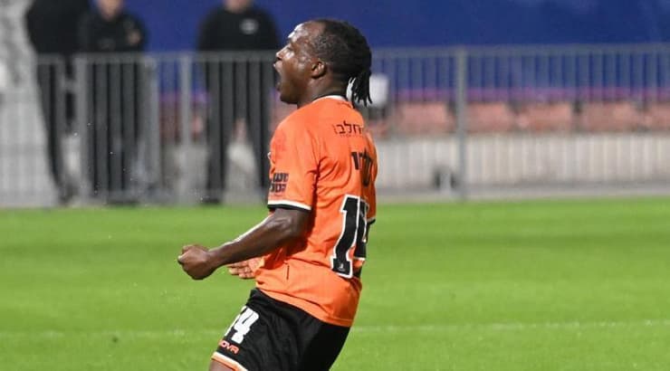 מוסטפא סלמי יוצא מגדרו