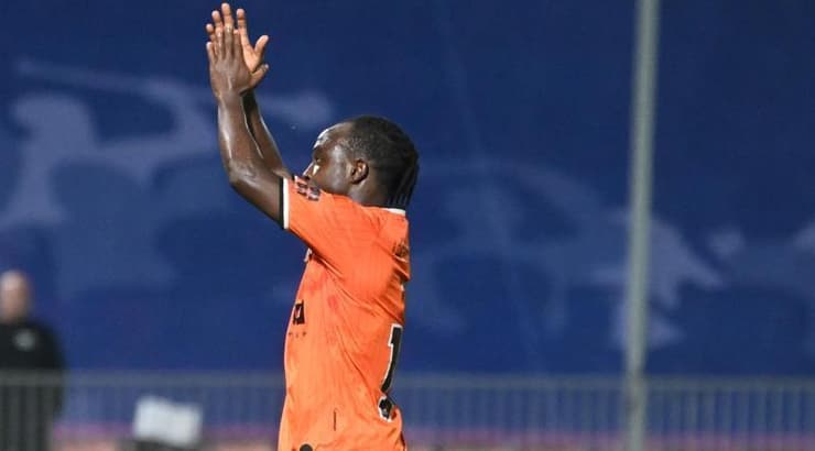 מוסטפא סלמי מודה לקהל