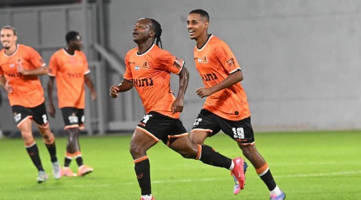 מוסטפא סלמי ואביחי וודג'ה רצים לחגוג