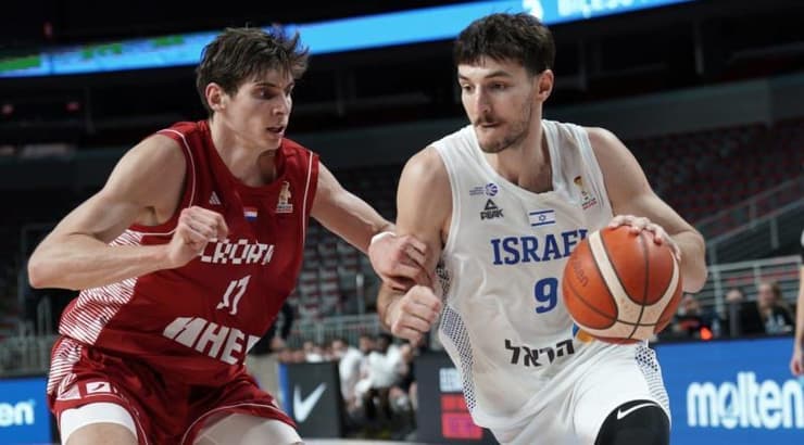 רומן סורקין חודר לסל