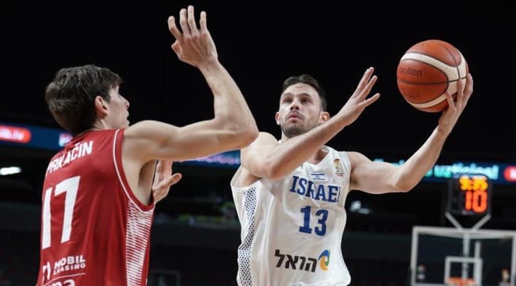 רועי הובר בדרך לסל