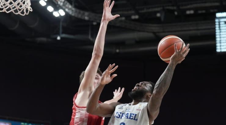 קאדין קרינגטון נאבק