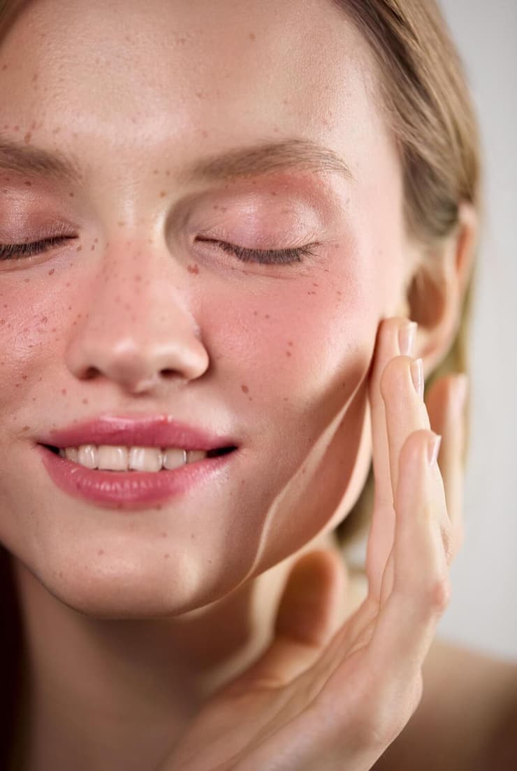 אשה שעברה הזרקת זרע סלמון בפנים (צילום: Shutterstock/ASAP creative ) אשה שעברה הזרקת זרע סלמון בפנים