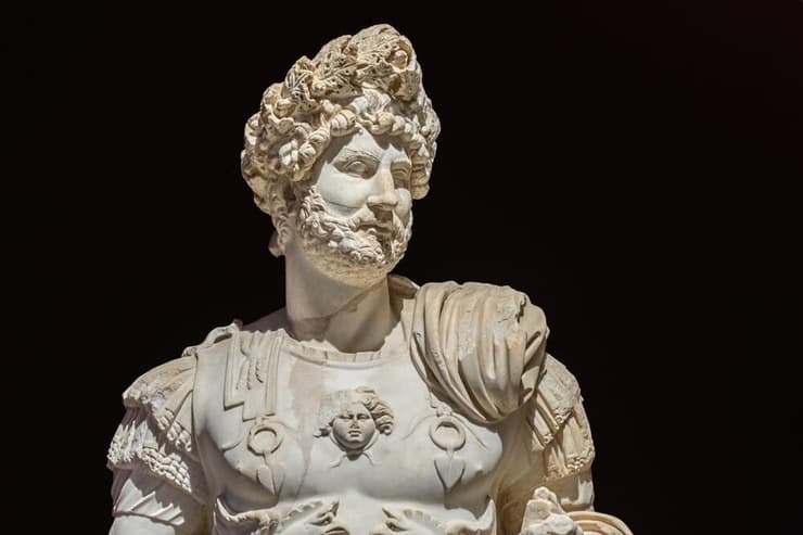 פסלו של הקיסר אדריאנוס, שבהוראתו נבנה מקדש ונוס