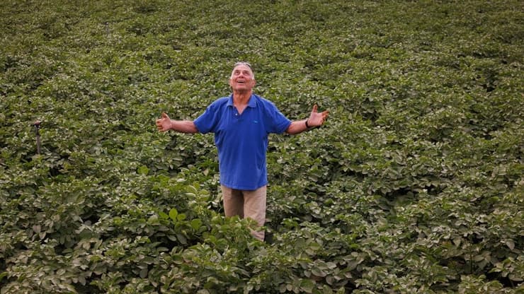 גדי מוזס, חקלאי בן 81, נחטף לעזה ב-7 באוקטובר מביתו בקיבוץ ניר עוז. חמישה מבני משפחתו נחטפו, ובת זוגו, אפרת כץ, נהרגה בשוגג על ידי מסוק צה"ל, שירה על העגלה שעליה הובלו בדרך לעזה. בעת שחרורו מהשבי, לאחר 482 יום, אמר "אעשה כמיטב יכולתי כדי לשקם את ניר עוז", ושב לשדות הקיבוץ. קיבוץ ניר עוז, 9 באפריל 2025