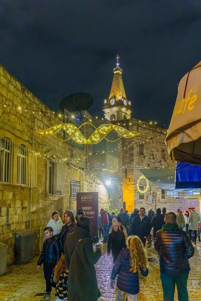 אווירת חג מולד בסמטאות העיר העתיקה בירושלים