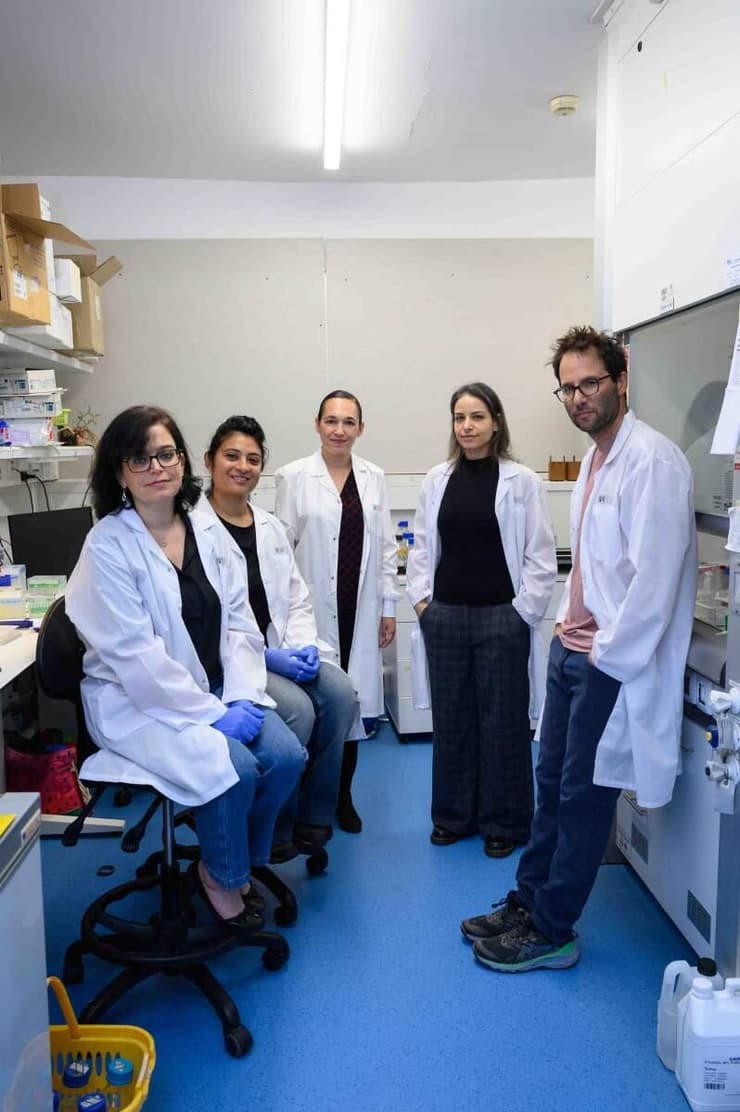 מימין: פרופ' שרגא שוורץ, ד"ר דונה מצוב, פרופ' מורן שלו בן-עמי, ד"ר ויניתרה אייאר וד"ר רונית ניר