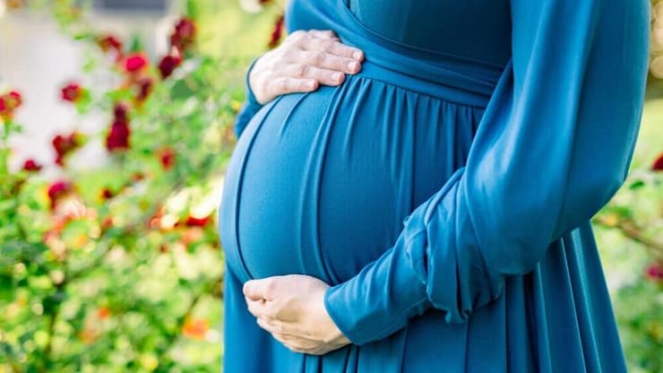 האם בתי חולים שמעניקים הטבות לפי קריטריונים המותאמים לאימהות דתיות וחרדיות בלבד, פוגעים באימהות חילוניות? (צילום: Shutterstock) היריון