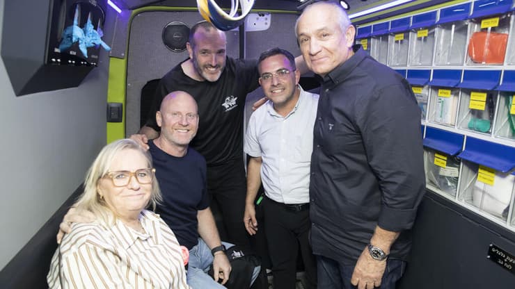 החזן הצבאי הראשי שי אברמסון עם התורמים באמבולנס החדש