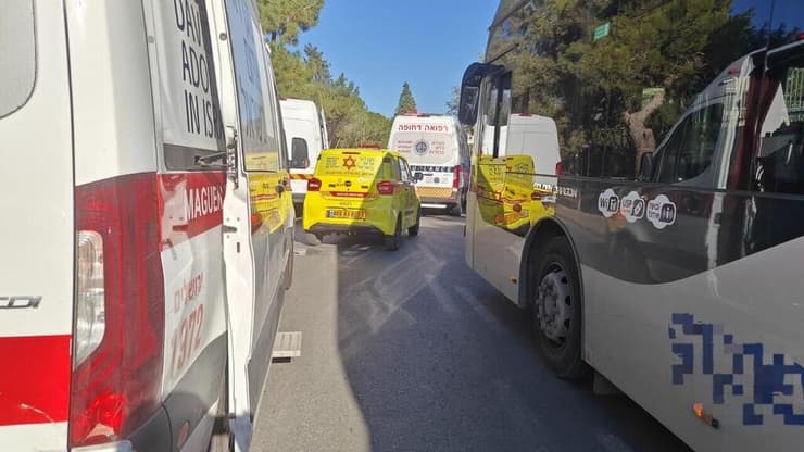  זירת תאונה בה הולך רגל נפגע מרכב ברחוב אברהם רקנאטי בירושלים