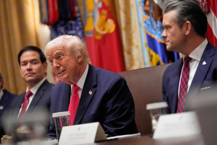 נשיא ארה"ב טראמפ בישיבת קבינט 