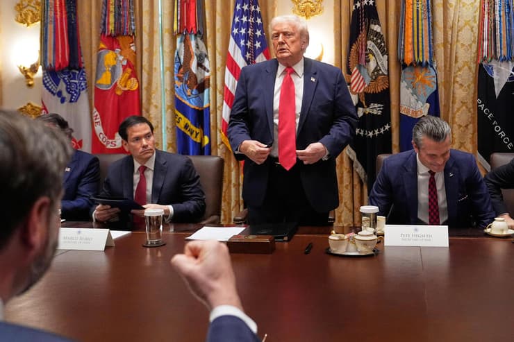 נשיא ארה"ב דונלד טראמפ בישיבת קבינט