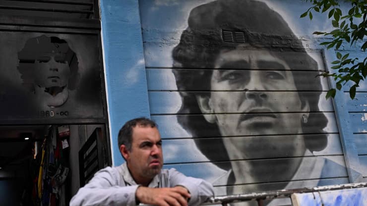 ציור קיר של דייגו ארמנדו מראדונה מחוץ לאצטדיון של נאפולי