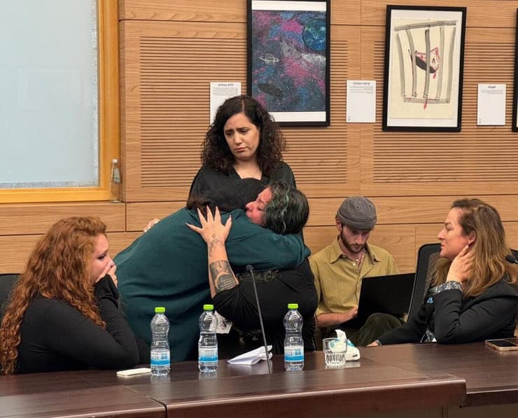 ח״כ מטי צרפתי הרכבי וח״כ לזימי מחבקות את נותנת העדות הדר