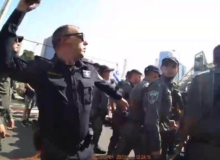 רפ"ק מאיר סוויסה משליך את רימון הרסס לעבר המפגינים בתל אביב