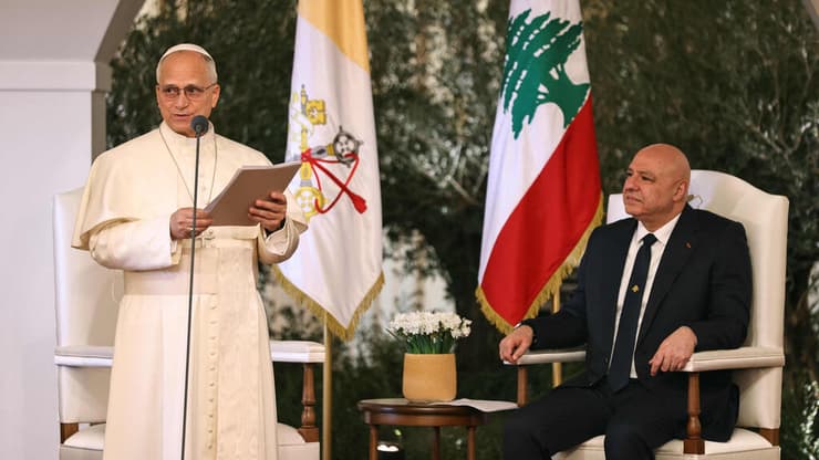 האפיפיור יחד עם נשיא לבנון ג'וזף עאון