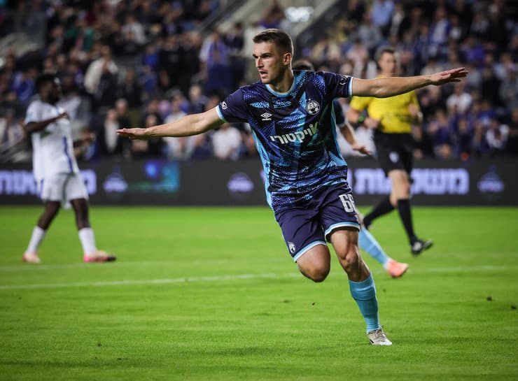 הביטחון שרן קוז'וך הפגין לגביו – לא מובן מאליו. זלאטנוביץ' חוגג (צילום: עוז מועלם) זלאטנוביץ' חוגג