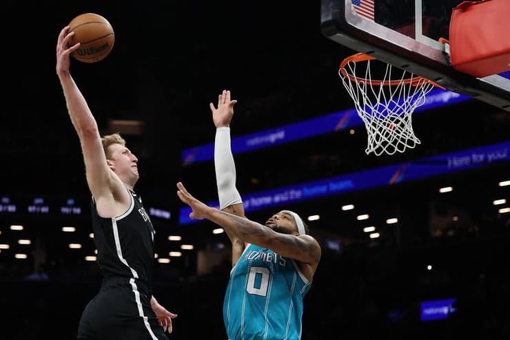 שחקן ברוקלין נטס דני וולף מול שחקן שארלוט הורנטס מיילס ברידג'ס