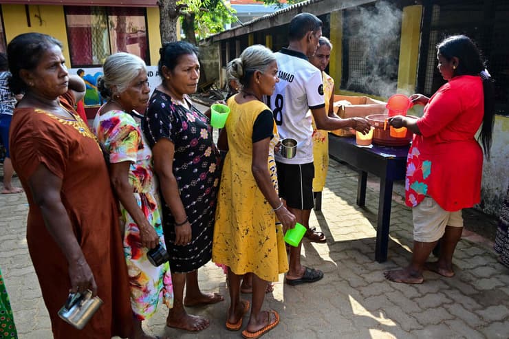 שיטפונות אסיה סרי לנקה מחנה עקורים