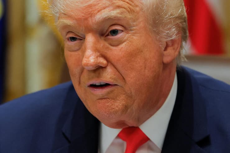 "מגיעים לאירופה מכל העולם, כמויות אדירות מגיעות מקונגו, אפילו מבתי הכלא של קונגו". נשיא ארה"ב טראמפ (צילום: REUTERS/Brian Snyder) נשיא ארה"ב טראמפ בישיבת קבינט