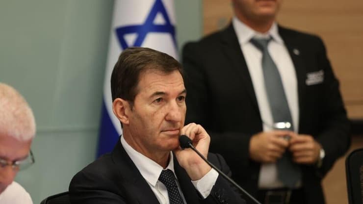 ח"כ ביסמוט בדיוני ועדת החוץ והביטחון על החוק (צילום: אלכס קולומויסקי) בועז ביסמוט, יו"ר ועדת החוץ והביטחון בדיון על חוק הגיוס