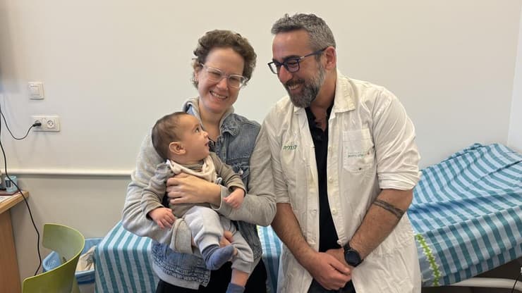 נתנה לבנה את שם הרופא שהציל את חייה. דליה דויטש עם בנה נתנאל, לצד ד"ר נתי (נתנאל) אשר (צילום: באדיבות ביה"ח בילינסון) ד"ר אשר, דליה דויטש ונתנאל הקטן
