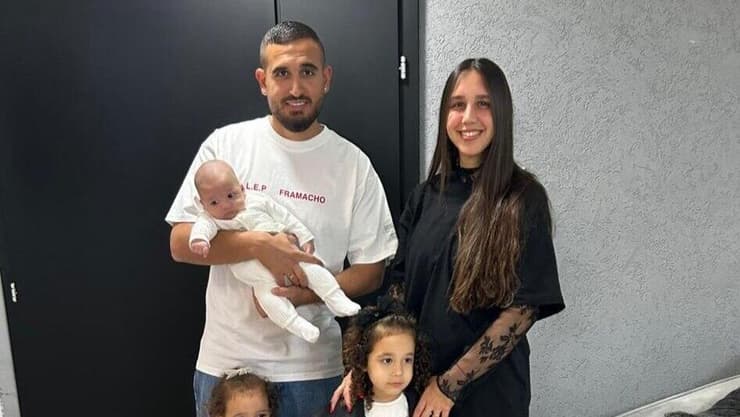 דביר אוחנה ובני משפחתו.