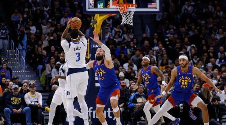 אנתוני דייויס זורק