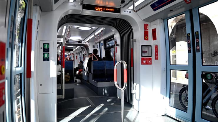 אחרי המתנה ארוכה: הרכבת הקלה הגיעה (צילום: קובי קואנקס) תחנת אלנבי של הרכבת הקלה בתל אביב, ללא אבטחה