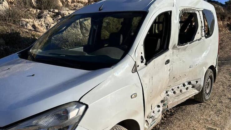 רכבו של המחבל שביצע את פיגוע הדריסה מוקדם יותר השבוע (צילום: מהרשתות לפי סעיף 27 א') רכבו של המחבל שביצע את פיגוע הדריסה בחברון סמוך לקריית ארבע