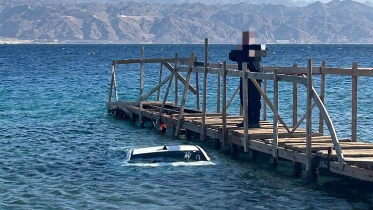 רכב שהתדרדר למים סמוך לחוף הדקל באילת