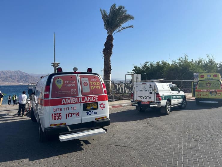 רכב שהתדרדר למים סמוך לחוף הדקל באילת